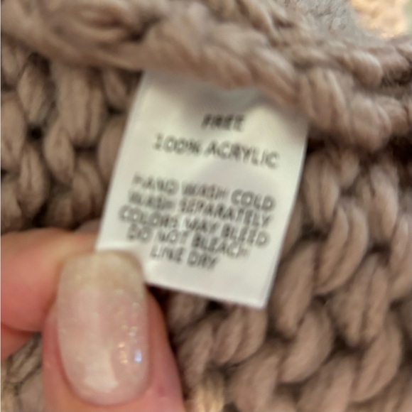 Women’s medium cable knit open front sweater. - Picture 3 of 4